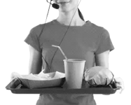 Eine Frau trägt ein Tablett mit einem Getränk und Essen darauf