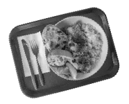 Ein Tablett und darauf befindet sich ein Teller mit Essen und Besteck