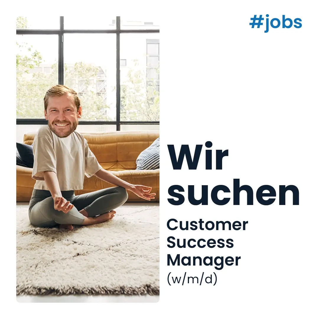 Ein Mann mit Bart und einem weißen Oberteil sitz in eine Yoga Position in einem Wohnzimmer