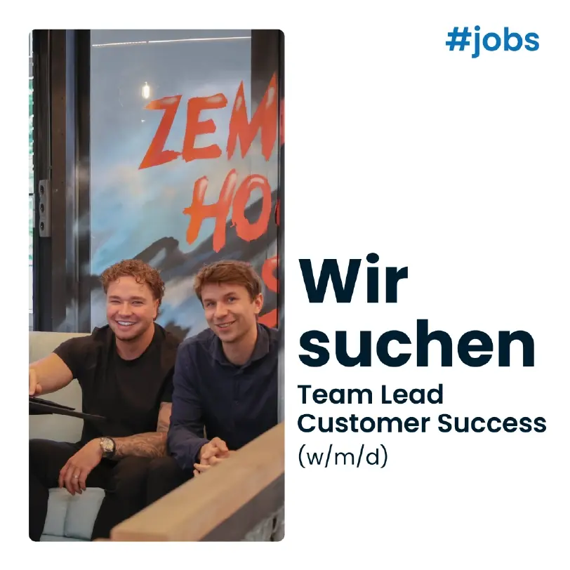 Zwei sitzende Männer mit ein lächeln im Gesicht am Arbeiten