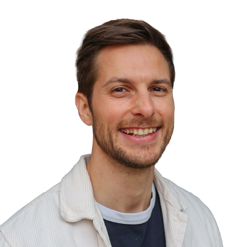 Ein lächelnder junger Mann mit dunkelbraunen, kurzen Haaren und einer weißen Jacke.