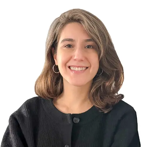 Ein lächelnder junge Frau mit braunen, mittellangen Haaren und einer schwarzen Strickjacke.