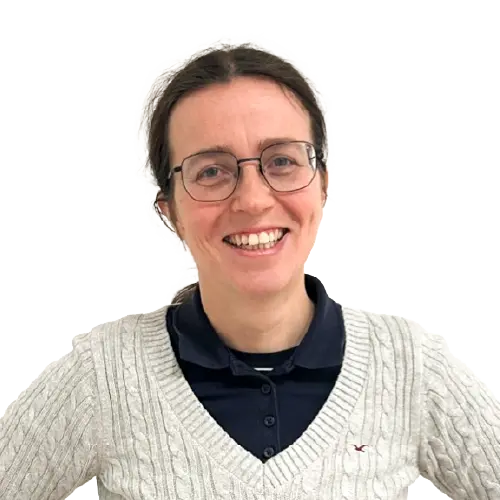 Ein lächelnder junge Frau mit braunen, mittellangen Haaren und einer schwarzen Strickjacke.