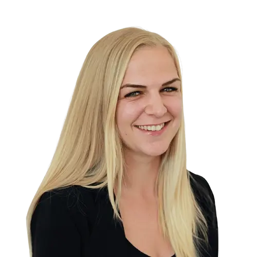 Eine lächelnde, junge Frau mit blonden, langen Haaren und einem schwarzen Oberteil. 