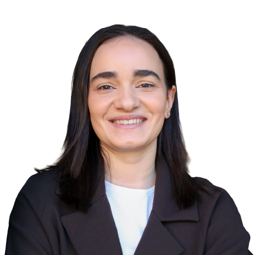 Eine lächelnde, junge Frau mit blonden, langen Haaren und einem schwarzen Oberteil. 