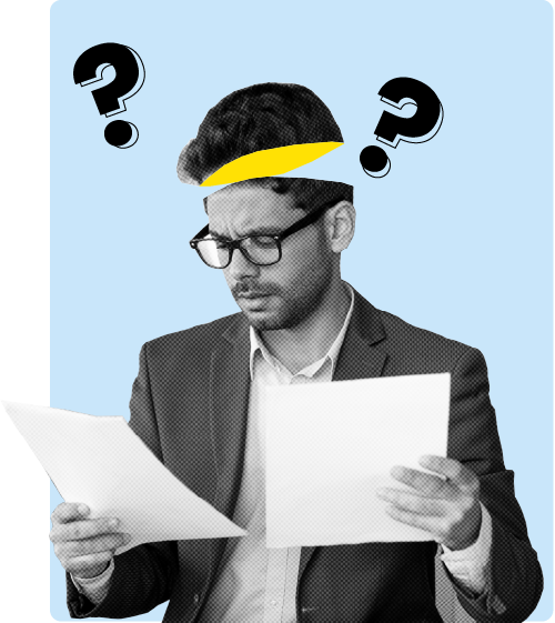 Ein Mann mit dunklen Haaren und Brille hält in jeder Hand ein Blatt Papier und blickt auf eines davon; über seinem Kopf schweben zwei Fragezeichen