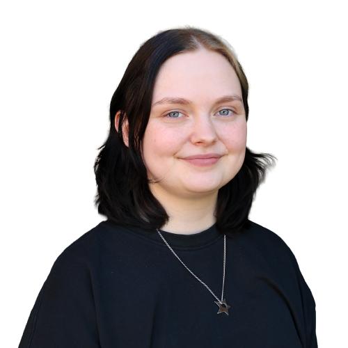 Eine lächelnde junge Frau mit dunklen, mittellangen Haaren und einem schwarzen T-Shirt.