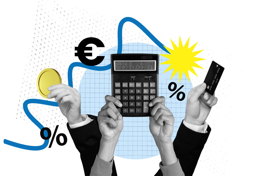 Hände, die einen Taschenrechner hochhalten, links davon eine Hand die eine Geldmünze hält und rechts eine Hand mit einer Kreditkarte.
