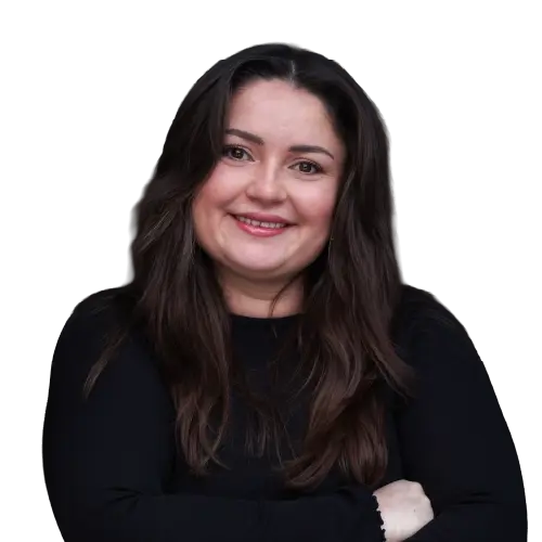 Ein lächelnder, junger Mann mit einer Halbglatze, einem dunkelblonden Bart und einem lilafarbenen Oberteil.