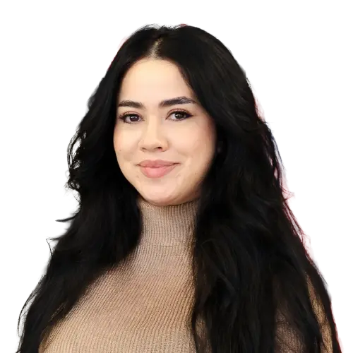 Ein lächelnder, junger Mann mit dunkelbraunen Haaren und einem gemusterten Hemd.